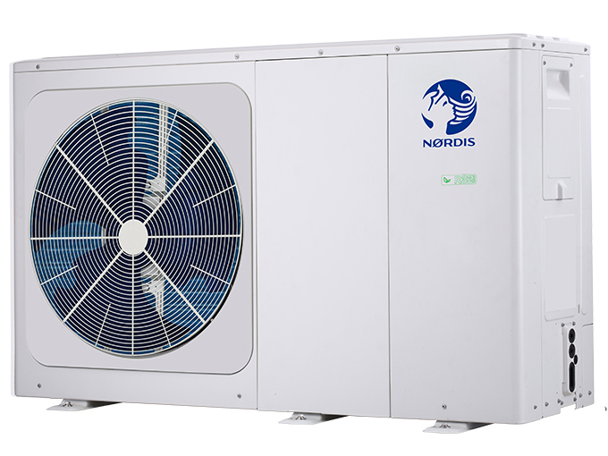 Balts NORDIS Optimus Pro Mono gaiss–ūdens siltumsūknis ar lielu priekšējo ventilatoru, skatā no priekšpuses un sāna.