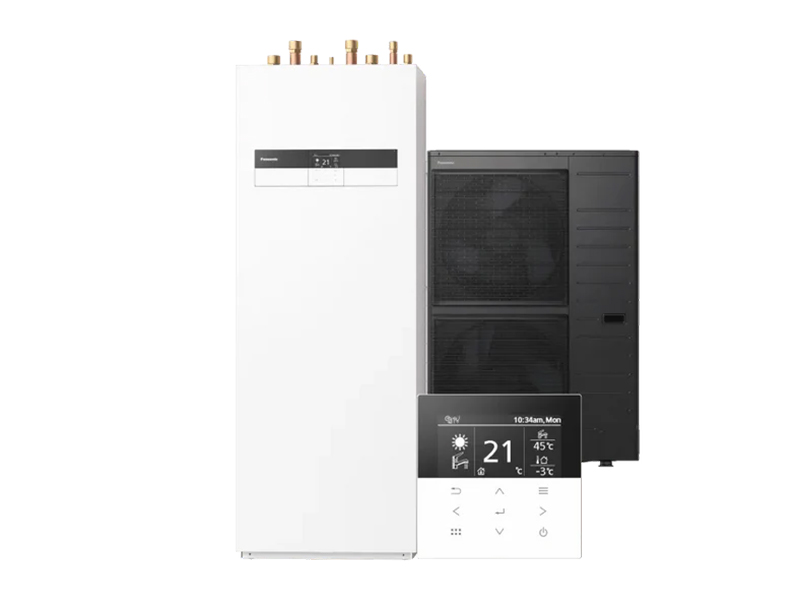 Panasonic gaiss–ūdens siltumsūkņa komplekts ar baltu iekštelpu tvertni, melnu divu ventilatoru āra bloku un vadības pulti.