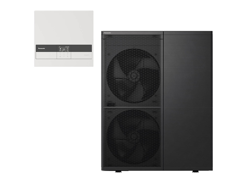 Panasonic Aquarea melns divu ventilatoru āra bloks ar baltu sienas vadības paneli.