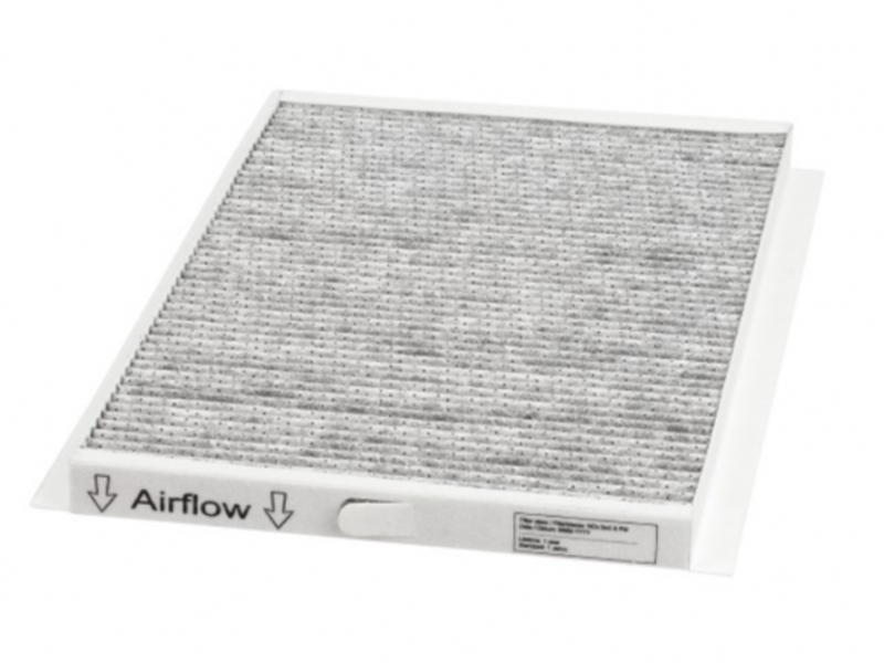 Pelēks ISO ePM2.5 M5 filtrs Flair 450/600 ventilācijas iekārtai ar redzamu Airflow plūsmas virziena marķējumu.
